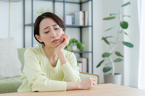 悩む女性